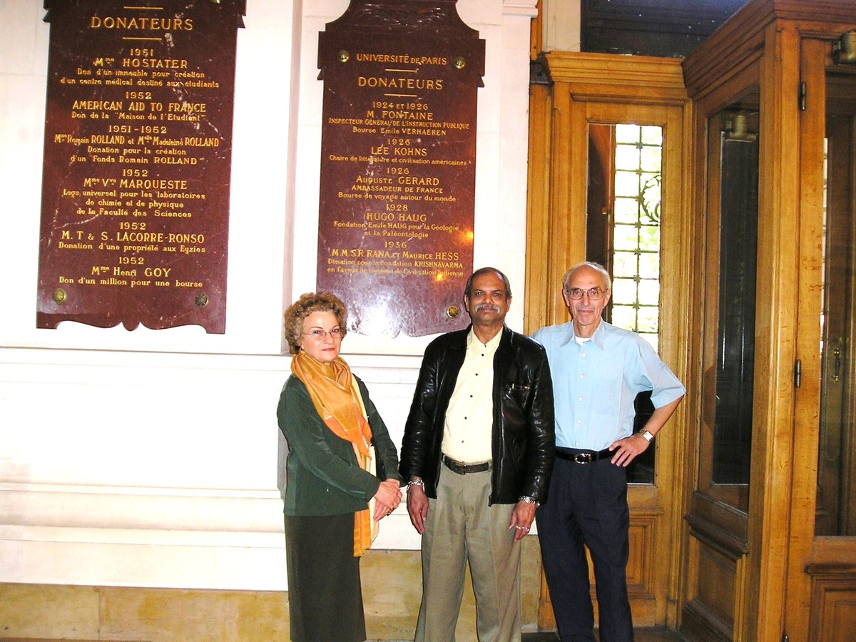 MR HEMANTKUMAR G PADHYA, DR FITZMAN AND DR ISABELL AT  PANDIT SHYAMAJI'S MEMORIAL PLAQUE IN THE HALL OF FAME AT COLLEGE DE FRANCE, SORBONNE UNIVERSITY, PARISH, FRANCE